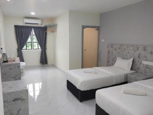 Postel nebo postele na pokoji v ubytování Paradise Resort Pantai Cenang