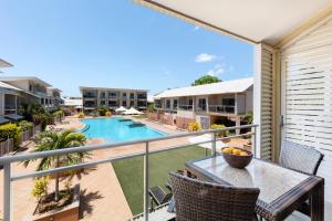 布鲁姆Oaks Broome Hotel的带桌椅的阳台和游泳池