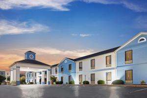 a rendering of the front of a hotel with a parking lot at Baymont by Wyndham Madisonville in Madisonville