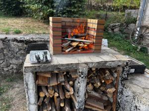 un focolare con un mucchio di legna da ardere di NESST - Gîte Horse & Dog Friendly Cottage a Saint-Setiers