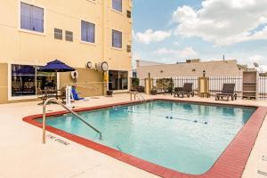 a swimming pool in front of a building at Comfort Suites in Humble