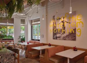 Posezení v ubytování The Ambassador of Waikiki, Tapestry Collection by Hilton