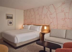 Postel nebo postele na pokoji v ubytování The Ambassador of Waikiki, Tapestry Collection by Hilton