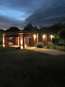 een huis verlicht in de nacht met lichten bij Casonas de Nono in Nono