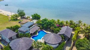 哲帕拉Villa Suerte的带游泳池的度假村的鸟瞰图