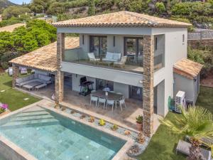 an aerial view of a villa with a swimming pool at Villa L'Emeraude in Cavalaire-sur-Mer
