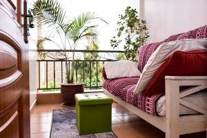 Гостиная зона в Chic City Apt with attached Private Bath 5km toUN