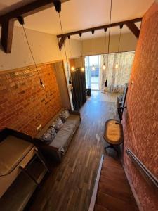 una sala de estar con un sofá y una silla en Стадия лофт 2, en Chornomorsk