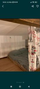 Cama pequeña en habitación con en Стадия лофт 2, en Chornomorsk