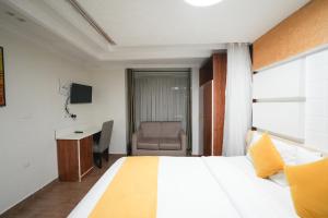 内罗毕Qusini Double Room的一间配有床和书桌的酒店房间