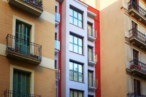 バルセロナにあるBarcelona Apartment Gran de Gràciaの窓とバルコニー付きの建物の外観