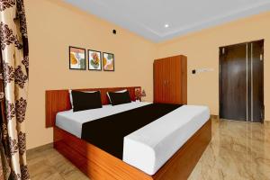 Ένα ή περισσότερα κρεβάτια σε δωμάτιο στο Super Hotel O Bheemili Beach Visakhapatnam +22 φωτογραφίες