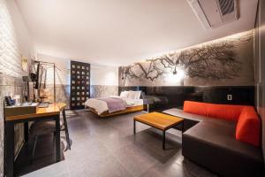 Ruang duduk di Gram Hotel