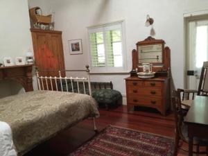 เตียงในห้องที่ Bentwood Olive Grove Accommodation