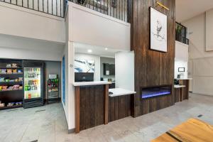Sutter CreekにあるKiota Inn & Event Center Sutter Creek, an Ascend Collection Hotelの空の薬局acistacistacistacistacistacisternessernessolithicolithicacistacistacist