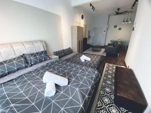 Un dormitorio con una cama grande con toallas. en LV10 The Greywoodz 1-4pax Kuantan, en Kuantan 8 fotos más