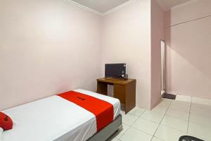 TV a/nebo společenská místnost v ubytování RedDoorz at Terus Manis Suryakencana