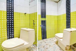 łazienka z toaletą oraz żółtą i czarną ścianą w obiekcie SPOT ON 93475 Garuda Homestay Syariah w mieście Sukabumi +56 zdjęć