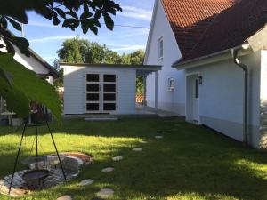 un patio con una casa blanca y un edificio en Ilmhaus en Pförring