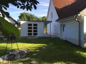 einen Hof mit einem weißen Haus und einem Gebäude in der Unterkunft Ilmhaus in Pförring