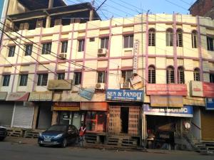 un bâtiment avec une voiture garée devant dans l'établissement HOTEL SAVITRI Near Shree Baba Baidyanath Temple, à Deoghar