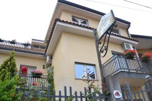 una casa con un cartel delante de ella en B&B Notti E Dintorni, en Nicolosi