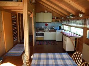a kitchen with a table and chairs in a cabin at Haukedalen Hytter in Viksdalen