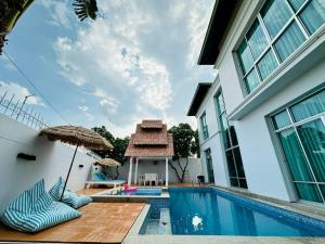 Kolam renang di atau dekat dengan Two Pool Villa Pattaya พูลวิลล่าพัทยา Private Poolvilla