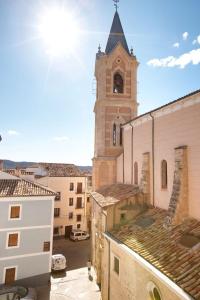 クエンカにあるEl Balcón del Salvadorの時計塔のある教会