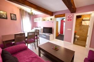 クエンカにあるEl Balcón del Salvadorのソファとテーブルのあるリビングルーム