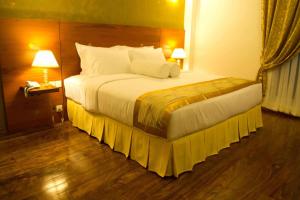 a bedroom with a large bed in a hotel room at Deluxe 4BR Penthouse By Unique Towers in Colombo