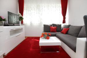 een woonkamer met een bank en een tv bij Apartment Grga in Split