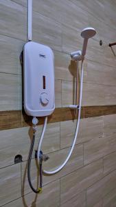 ein weißer Haartrockner ist an der Wand befestigt in der Unterkunft Karibu Cottage Safari in Nkunjila