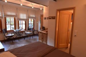 a bedroom with a bed and a kitchen with a table at Herberge Rheinhessen in Wintersheim