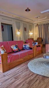 ein Wohnzimmer mit einer roten Couch in einem Zimmer in der Unterkunft Karibu Cottage Safari in Nkunjila