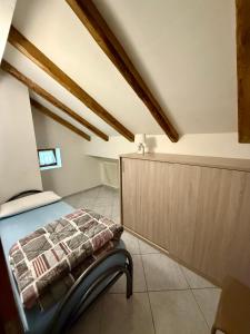 een slaapkamer met een bed op zolder bij Villa Monti in Courmayeur +34 foto's