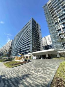 マニラにあるCabin and a cozy stay near MOAの高層2棟の大きな建物