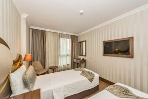 A bed or beds in a room at The Central Hotel