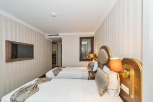 A bed or beds in a room at The Central Hotel