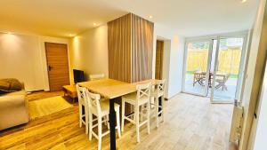 eine Küche mit Tisch und Stühlen in einem Zimmer in der Unterkunft Maison de vacances à 900m de la plage in Stella-Plage + 6 Fotos