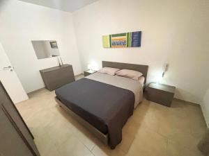 Un dormitorio con una cama y dos mesitas de noche. en Sofia Kite Apartment, en Marsala