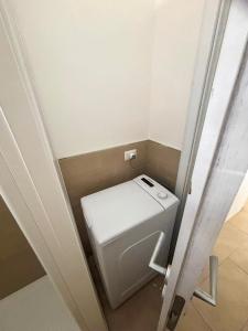 Un pequeño baño con inodoro en una habitación. en Sofia Kite Apartment, en Marsala