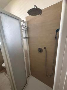 una ducha con puerta de cristal en un baño en Sofia Kite Apartment, en Marsala