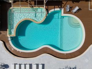 an overhead view of a swimming pool at Aqua Suites Doria in Syracuse +25 photos