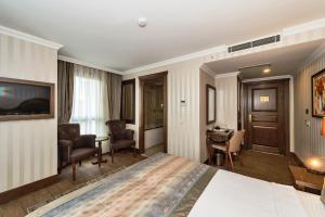 A television and/or entertainment centre at The Central Hotel