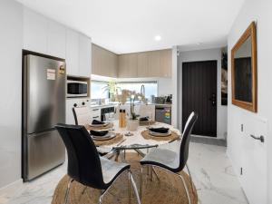 a kitchen with a table and chairs in a kitchen at Apartment on Short ! in Christchurch