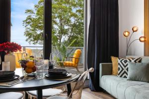 a living room with a table and a couch at Penthouse Apartment - 10 min to Cologne & Parking in Hürth