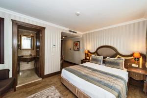 A bed or beds in a room at The Central Hotel