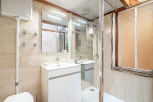 ein Badezimmer mit Waschbecken, Toilette und Spiegel in der Unterkunft Les Pieds dans l'Aude in Cuxac-dʼAude + 13 Fotos
