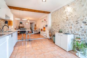 Kuchyň nebo kuchyňský kout v ubytování Les Pieds dans l'Aude + 10 fotografií